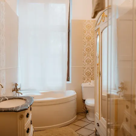 Bed & Breakfast Folwark Wielka Wies - Palac Pod Debem Glowczyce