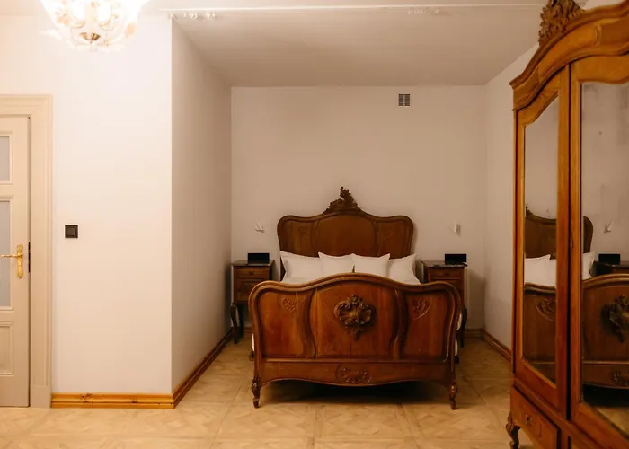 Folwark Wielka Wies - Palac Pod Debem Bed & Breakfast Glowczyce