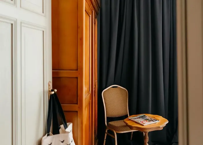 Folwark Wielka Wies - Palac Pod Debem