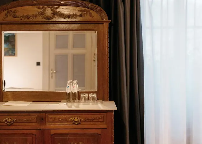 Bed & Breakfast Folwark Wielka Wies - Palac Pod Debem Glowczyce