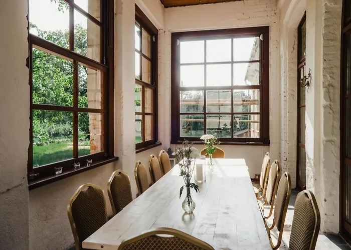 Pałac Wielka Wieś - Pałac Pod Dębem