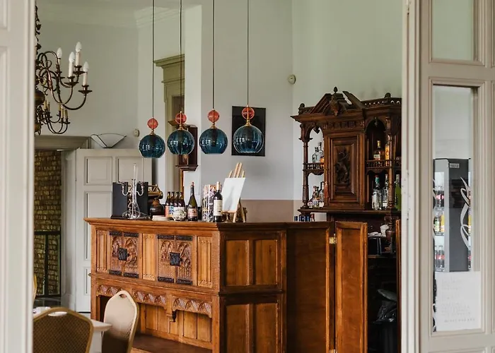 Bed & Breakfast Folwark Wielka Wies - Palac Pod Debem 4*